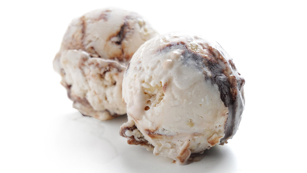 320267 - Crème glacée rocher coco sauce au chocolat et éclats d'amandes 2,5 L / 1,5 kg Ma Très Bonne Glace
