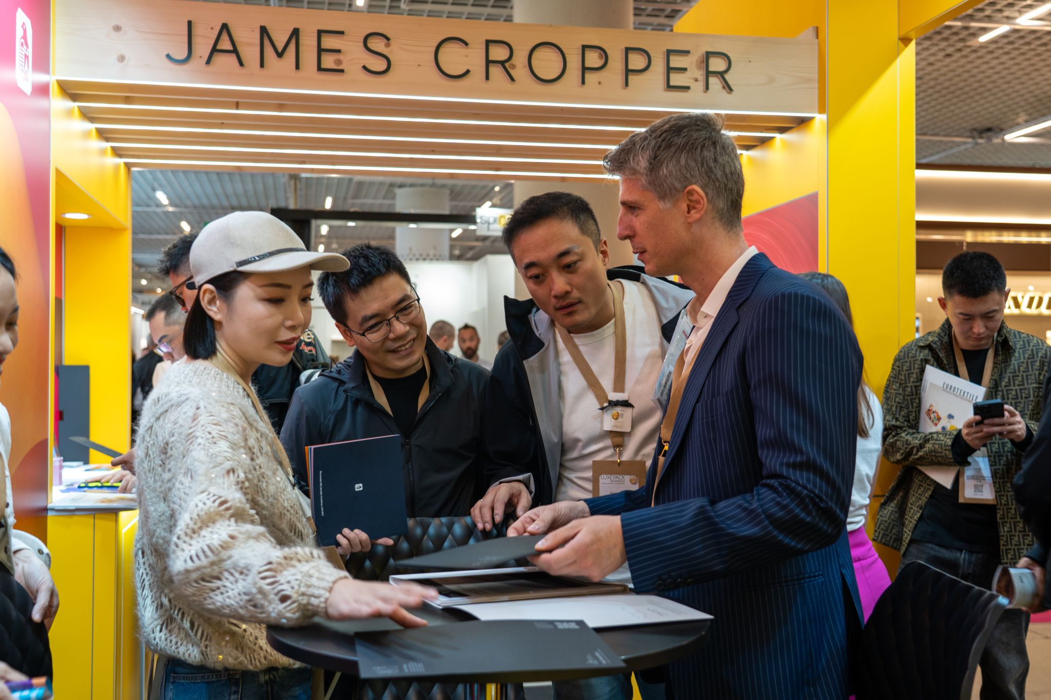 des personnes sur un stand qui regardent 