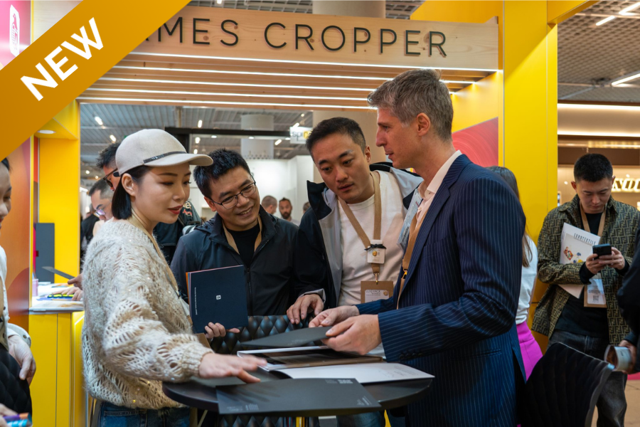 des personnes sur un stand qui échangent ensemble 