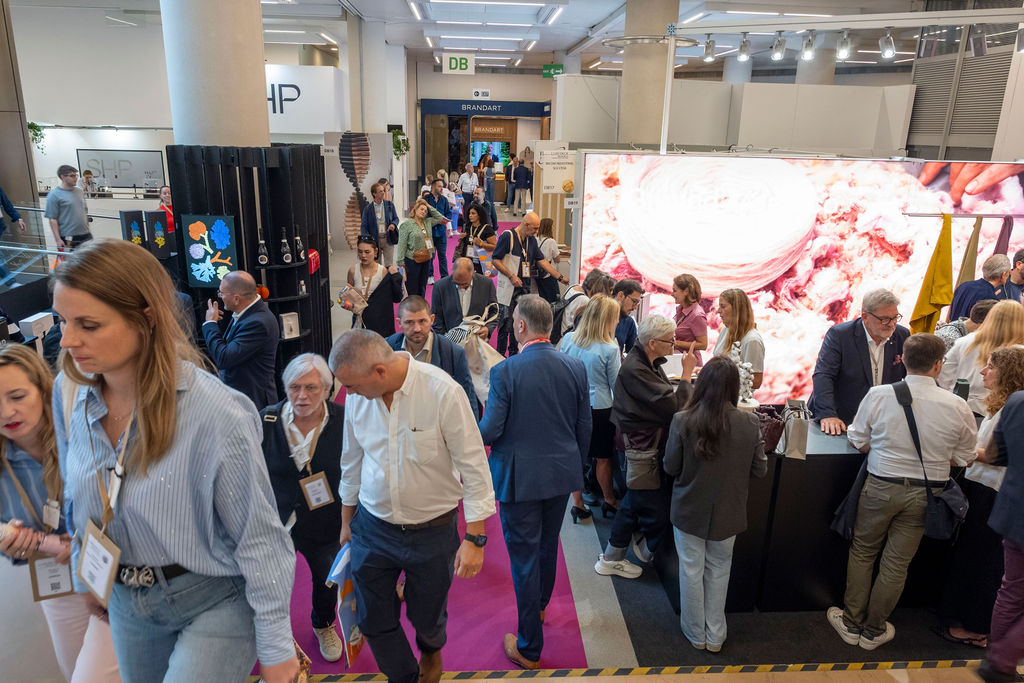 des gens qui marchent dans un salon professionnel