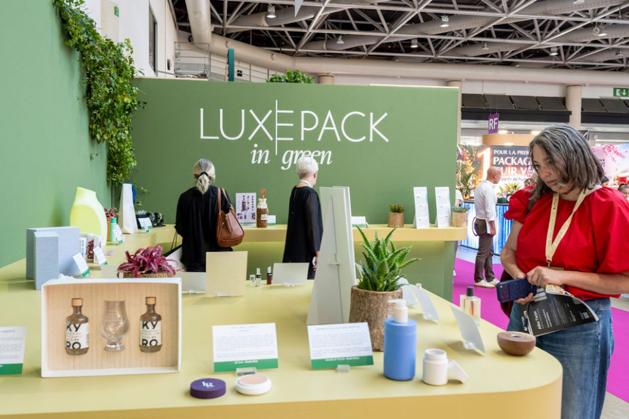 une exposition de produits responsables et durables avec des visiteurs qui regardent les étagères