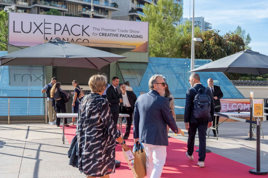 la foule de visiteurs autour d'un stand d'un exposant