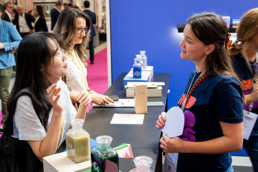 des personnes sur un stand qui échangent ensemble 