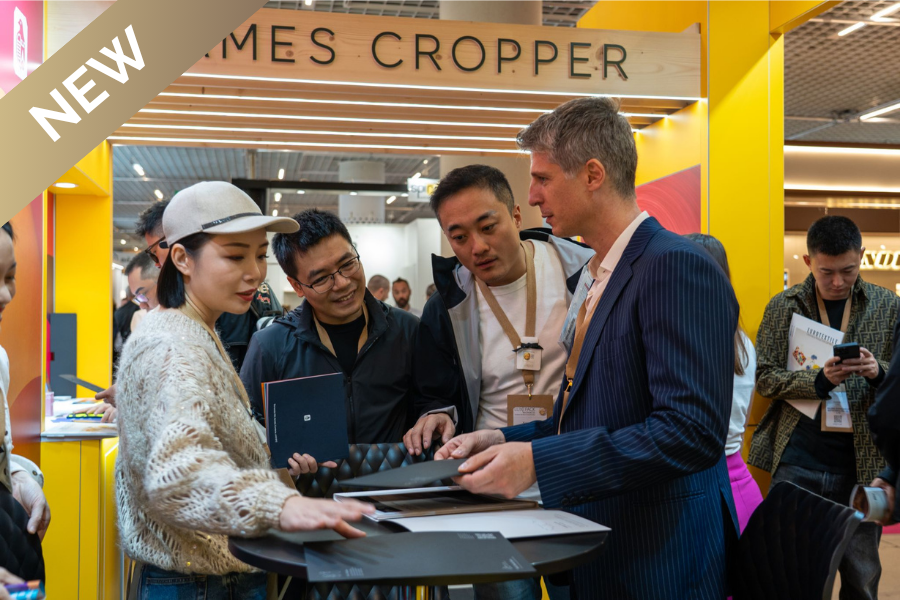 des personnes sur un stand qui échangent ensemble 