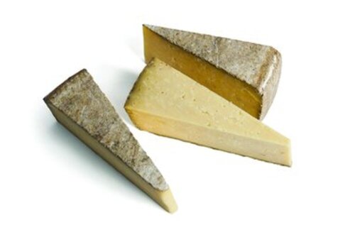 58541.  Cantal entre-deux au lait cru AOP affiné 120 jours min. 26% MG 400 g env. 