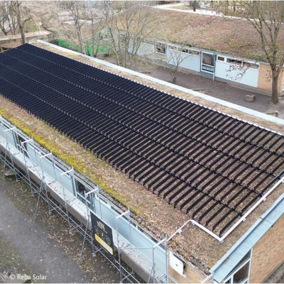 Vertikale PV auf geneigtem Gründach: Breitwiesenschule Gerlingen