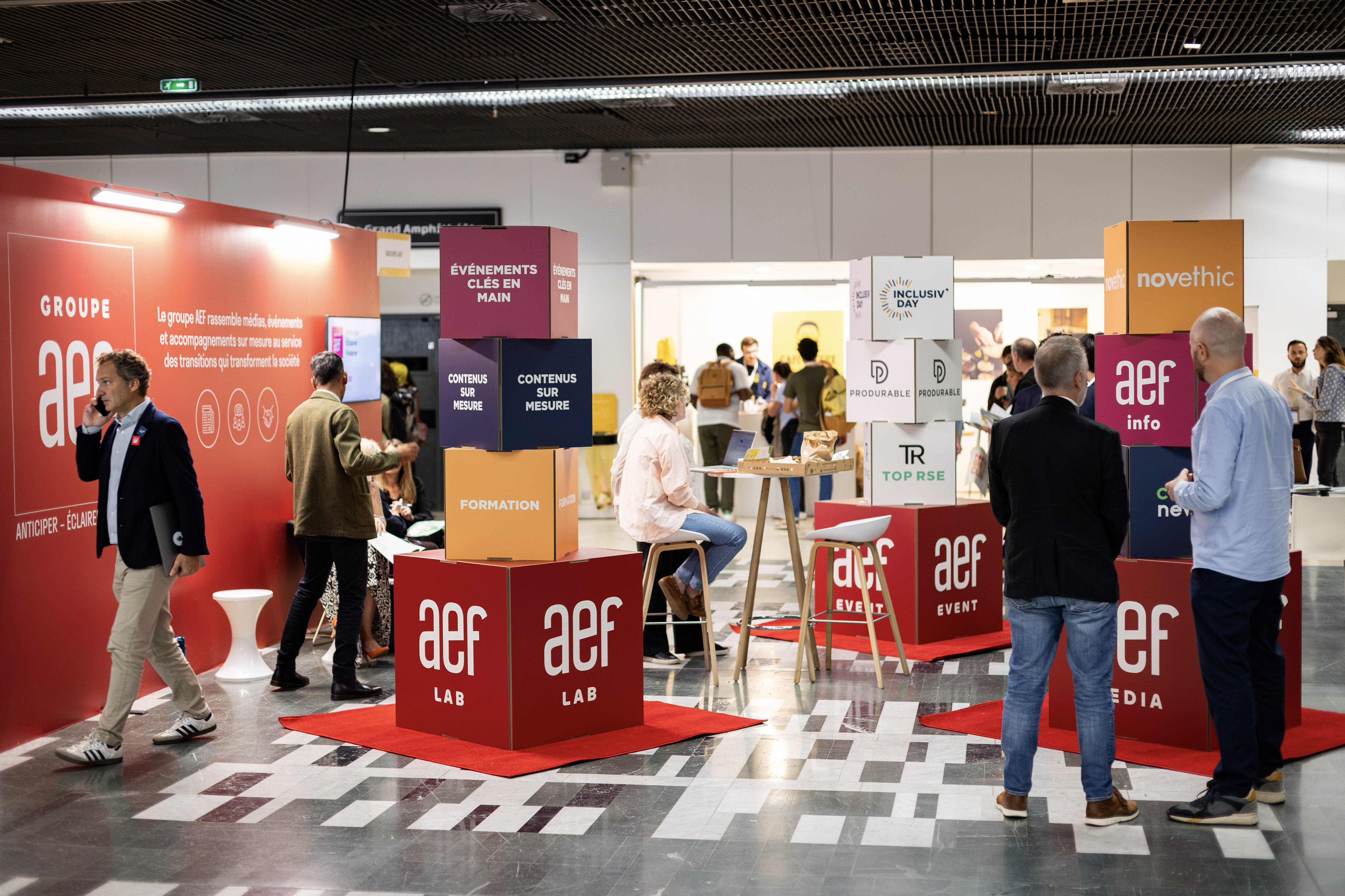 Des visiteurs échangent avec un exposant sur le salon Produrable 2025