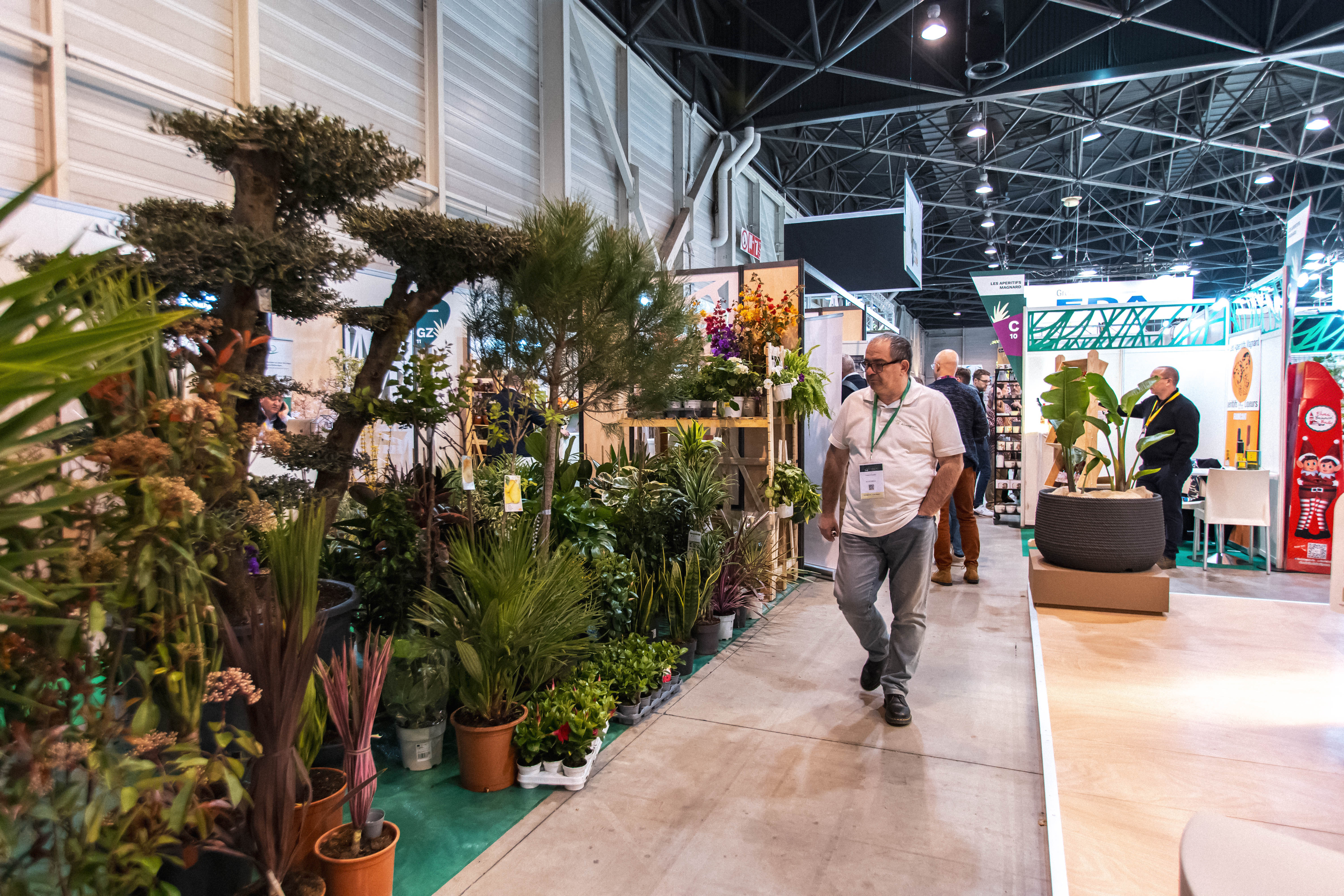 esplanade avec les tentes des exposants