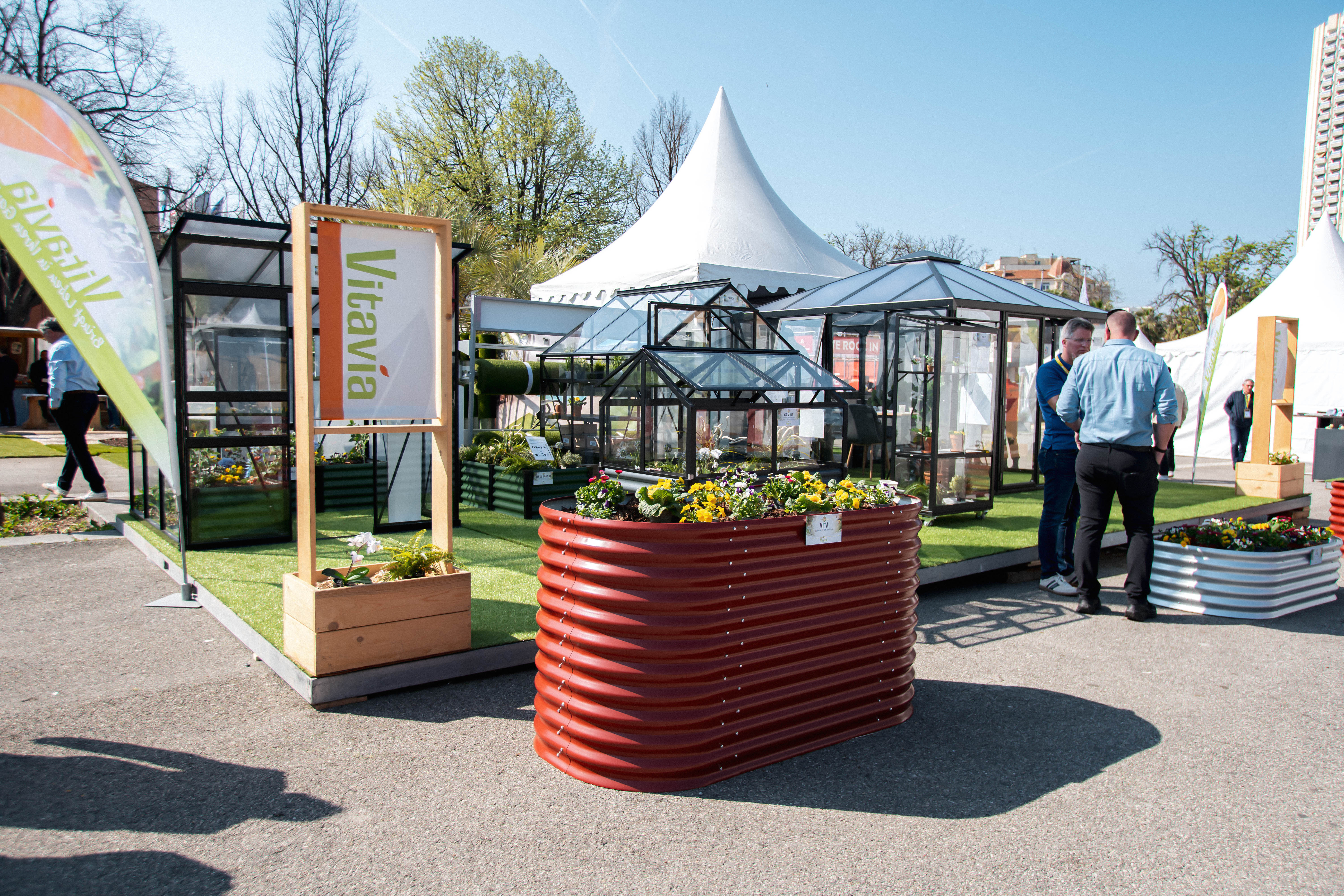 esplanade avec les tentes des exposants