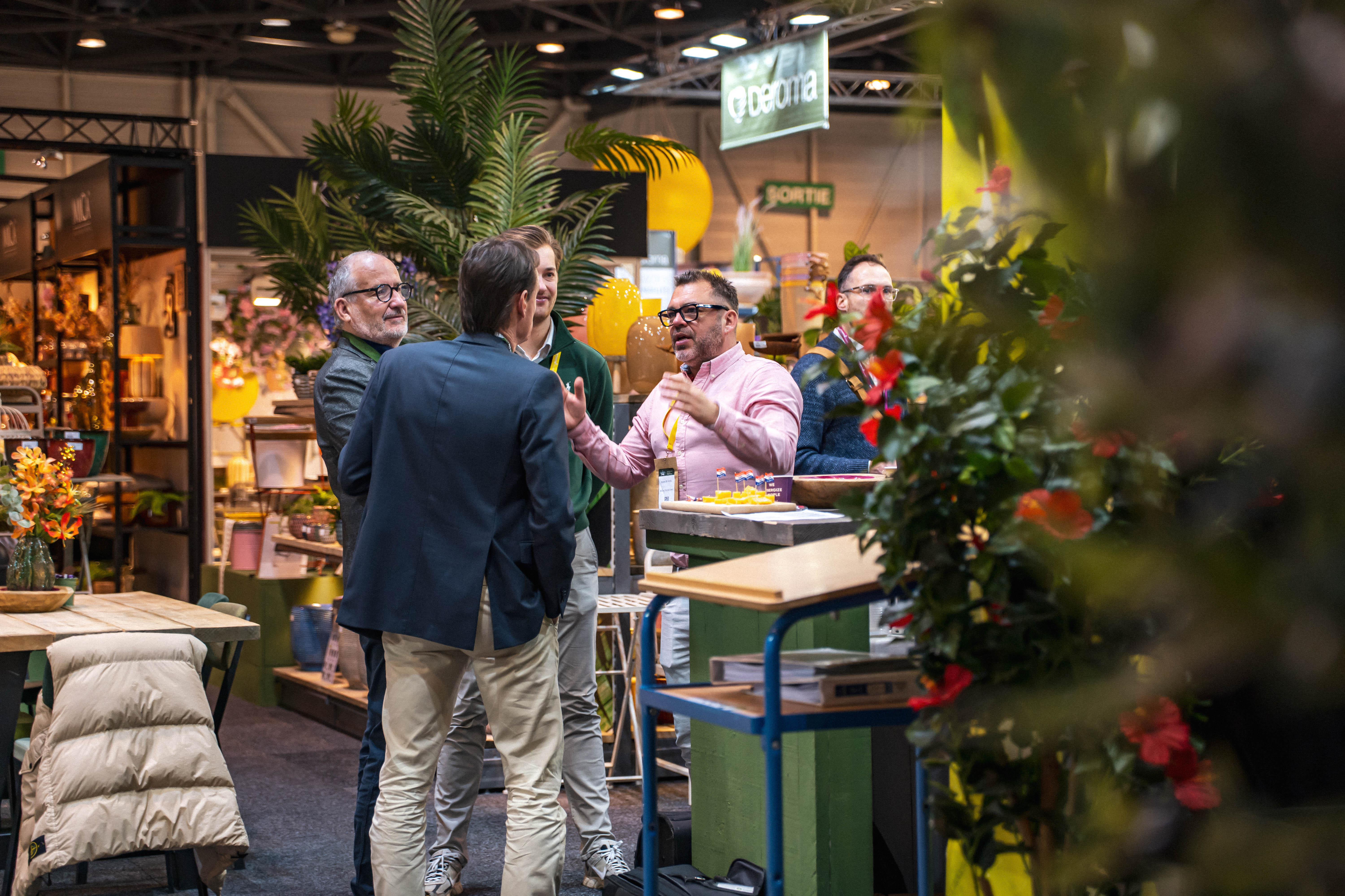 esplanade avec les tentes des exposants