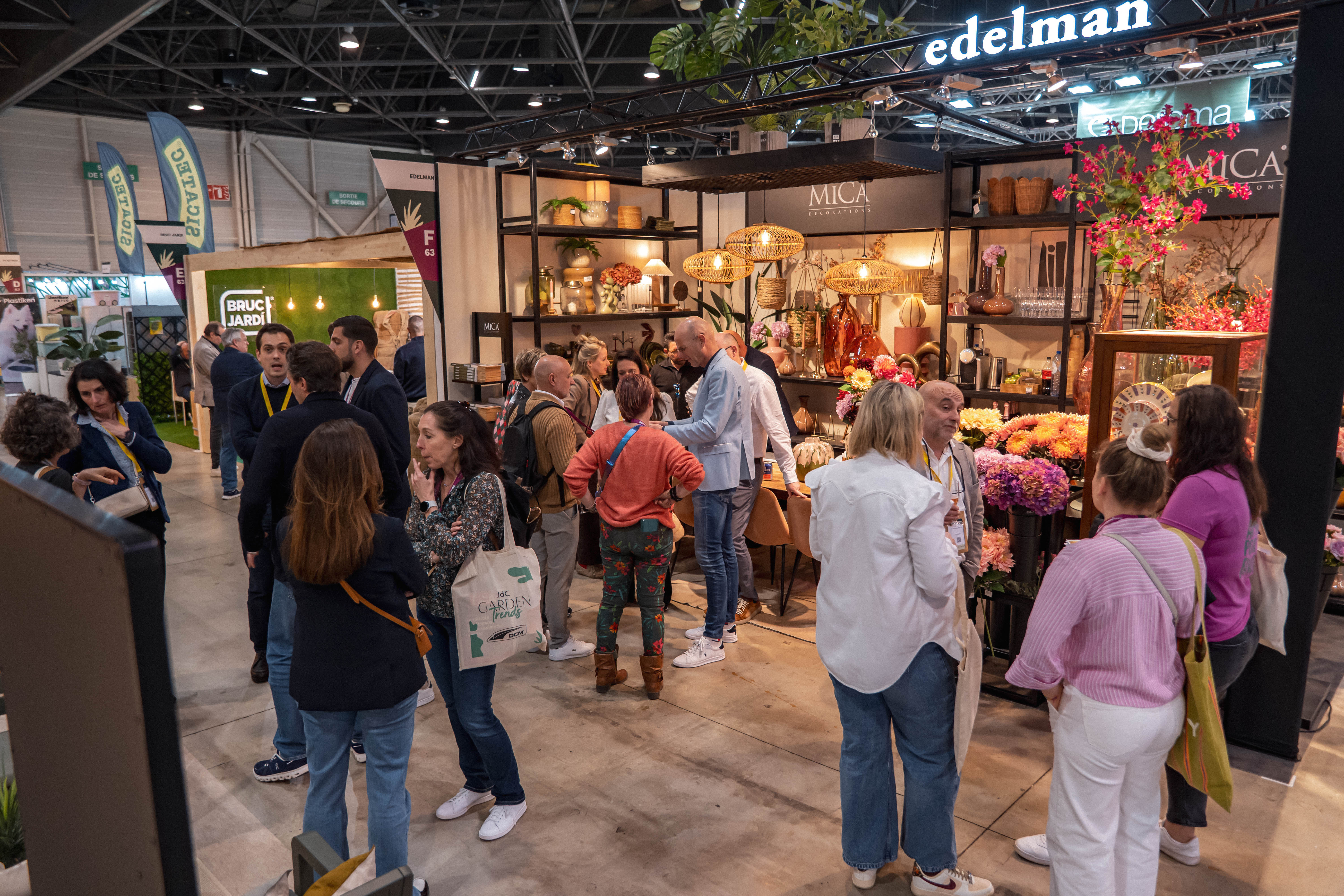 esplanade avec les tentes des exposants